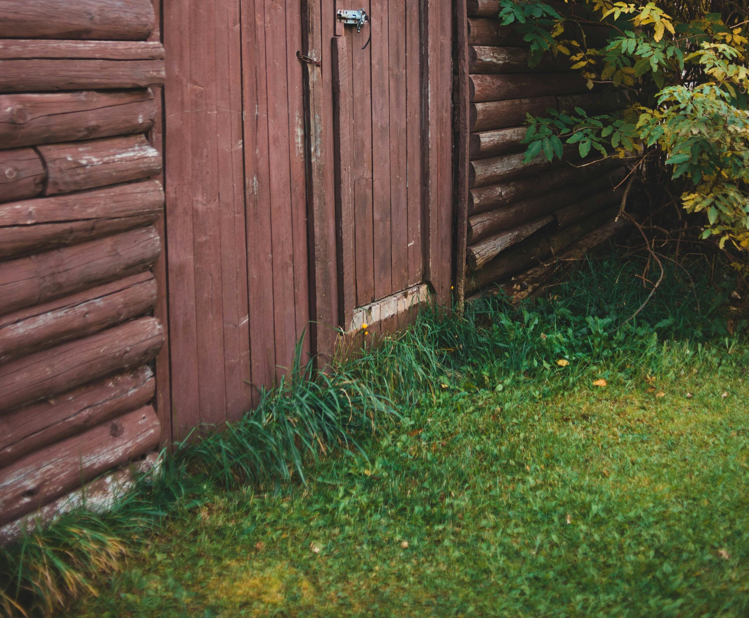 How to Cut Grass Edges Next to a Wall