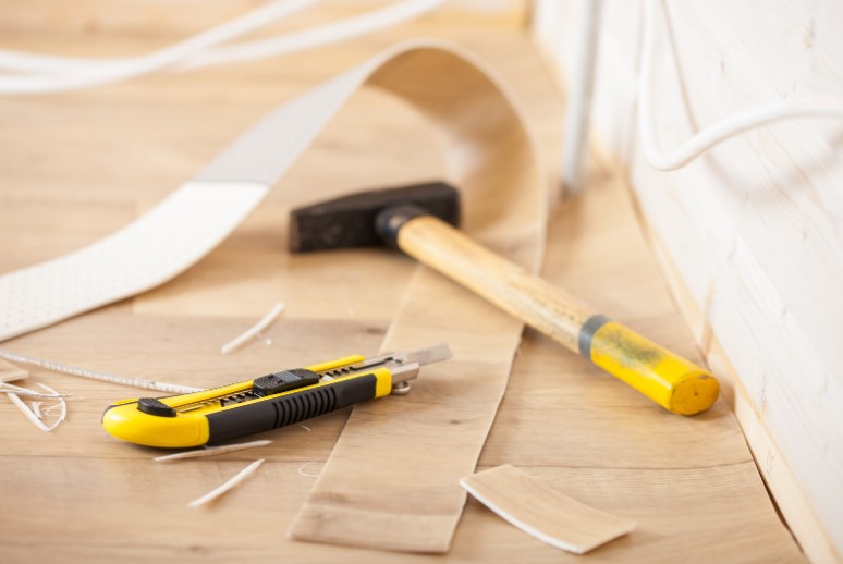 How to Lay Linoleum Flooring in a Bathroom