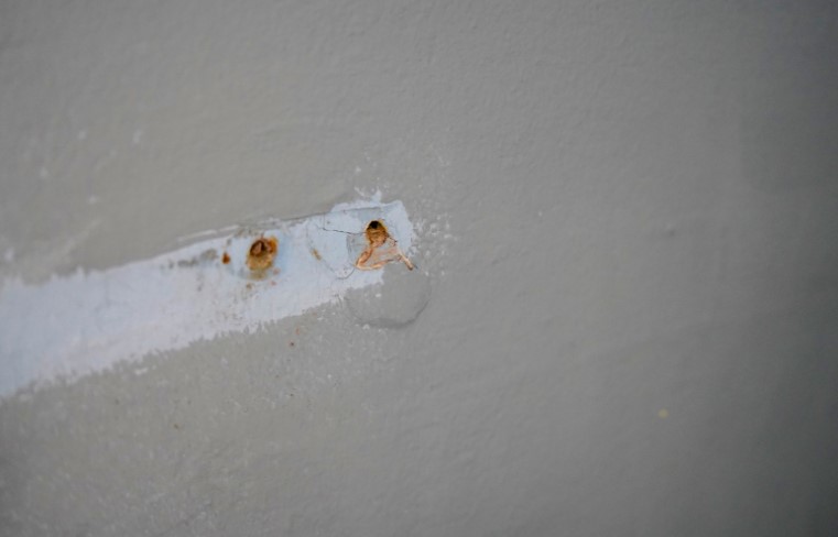 Step-by-Step Guide to Plastering a Hole in the Wall