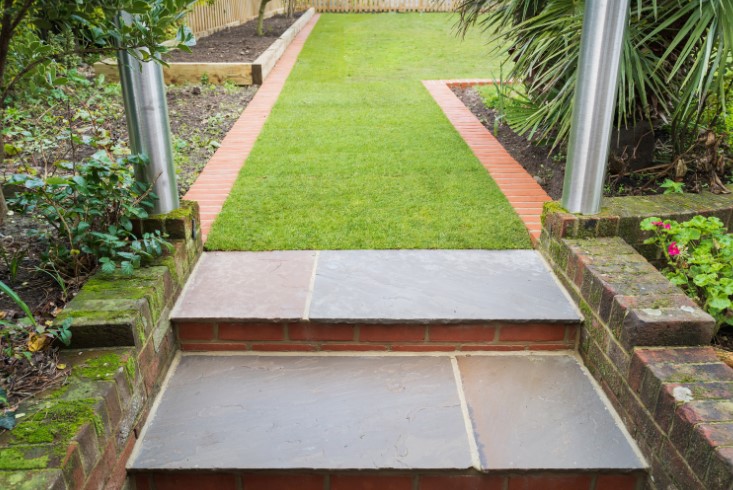 guide on laying sleepers for garden edging