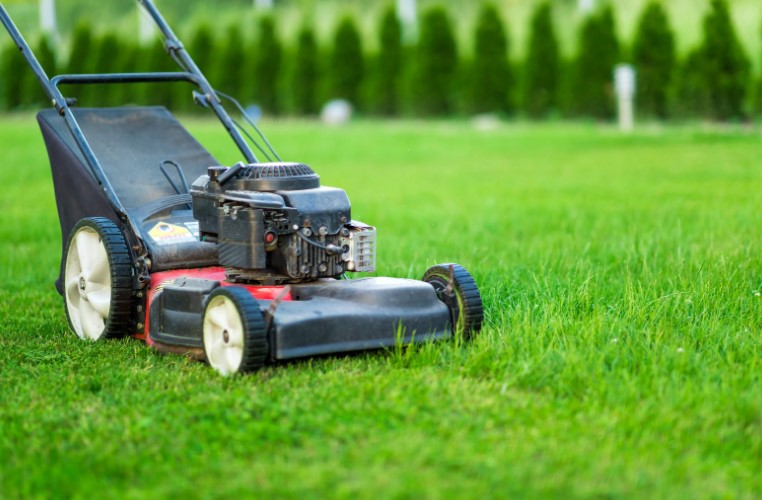 What Are the Advantages of Cordless Lawn Mowers in Wet Conditions